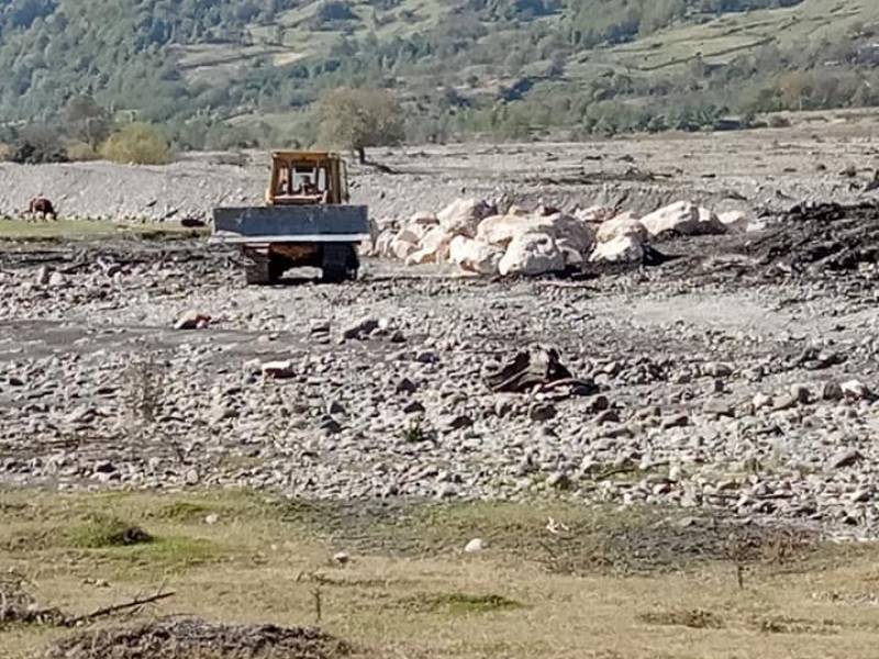 მიმდინარეობს სოფელ ლასურიაშში მდინარე ცხენისწყალზე ნაპირსამაგრის მოწყობის სამუშაოები.